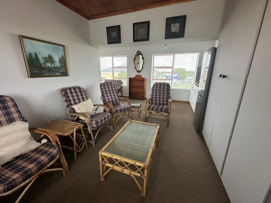 To Let  Bedroom Property for Rent in Wavecrest Eastern Cape